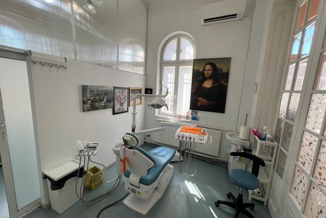Cabinet stomatologic DentalClinica, cu fereastră în arc, unit dentar și o reproducere după Mona Lisa