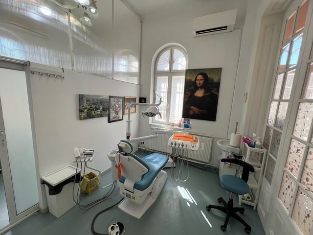 Cabinet stomatologic DentalClinica, cu fereastră în arc, unit dentar și o reproducere după Mona Lisa